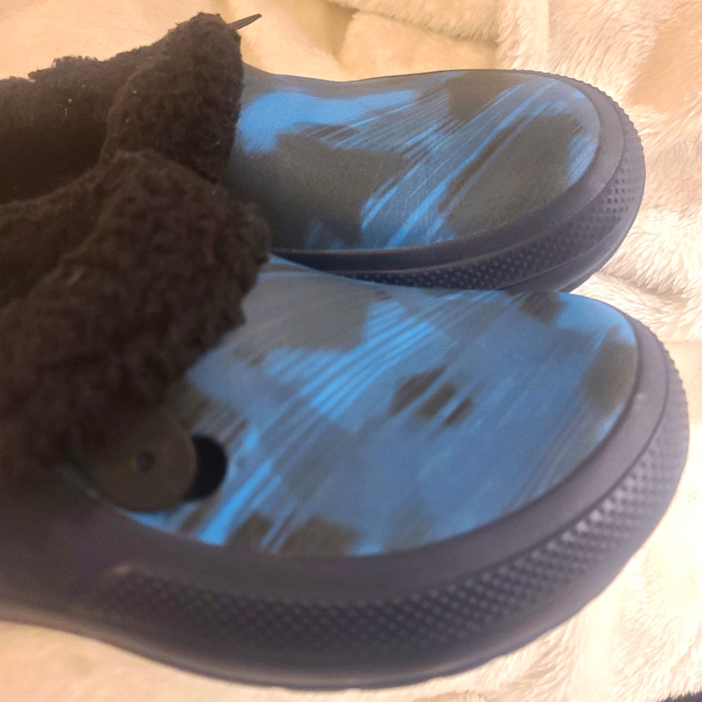 Unisex Size W 11/Men 9 Blue/Black Fur lined Crocs